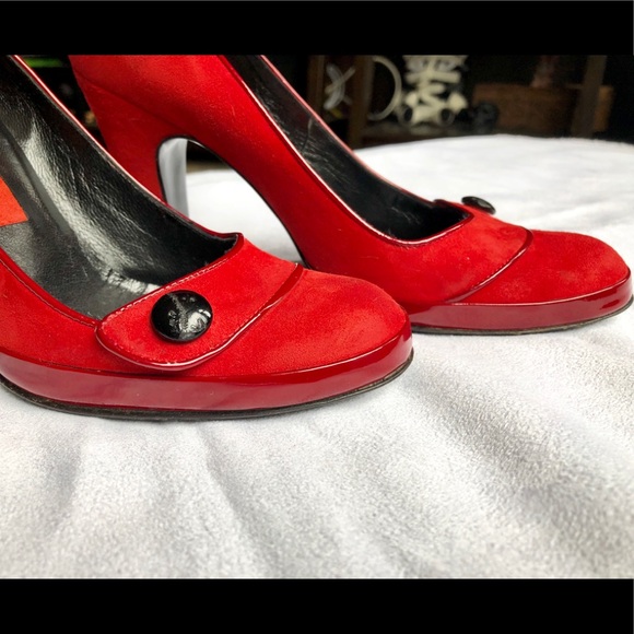 Auth- Marc Jacobs red sued pump with button detail - Picture 6 of 8